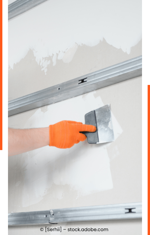 Mitarbeiter der Schweizer GmbH verputzt Wand