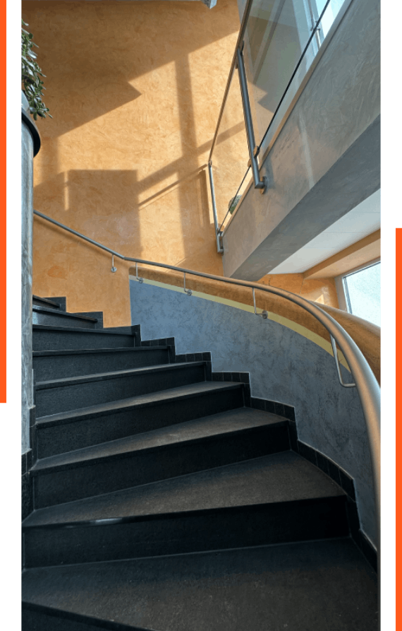Treppe mit bunten Wänden, die von der Schweizer GmbH gestaltet wurden