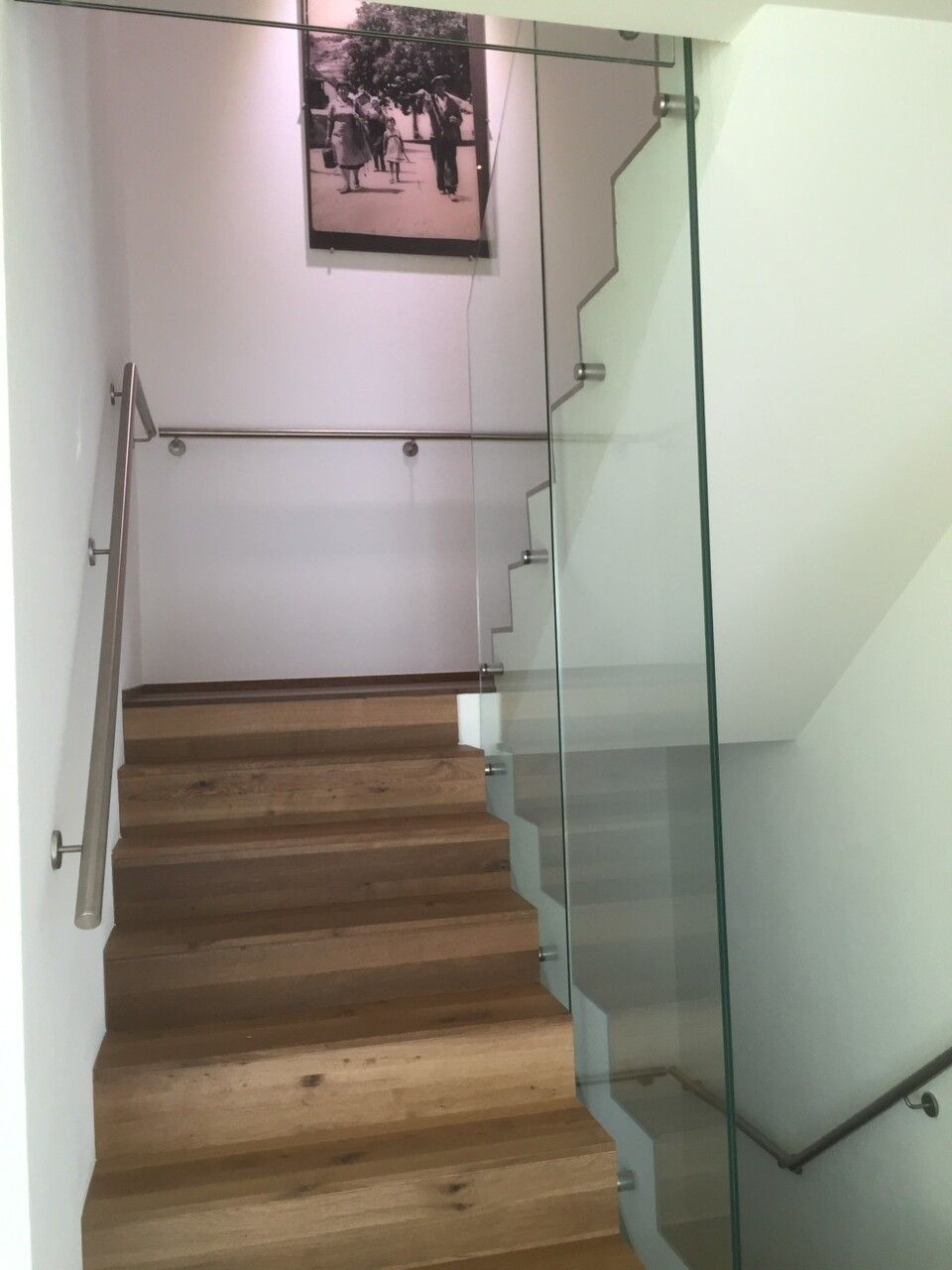 escalier en bois avec garde-corps en verre