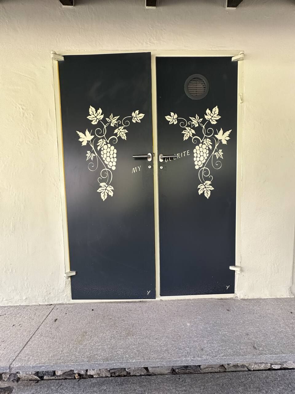 porte avec décoration