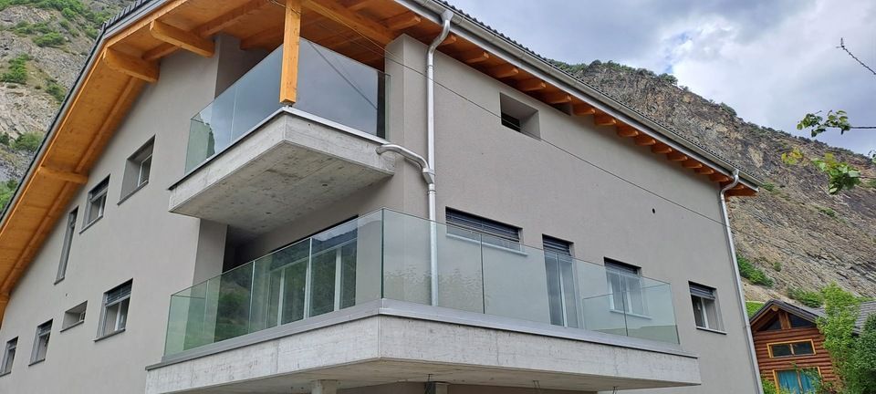 maison avec garde-corps en verre