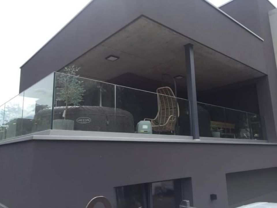 maison avec garde-corps en verre