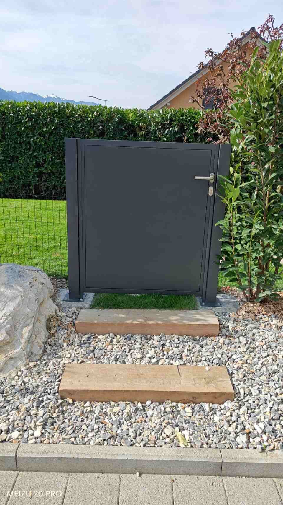 portail noir de jardin