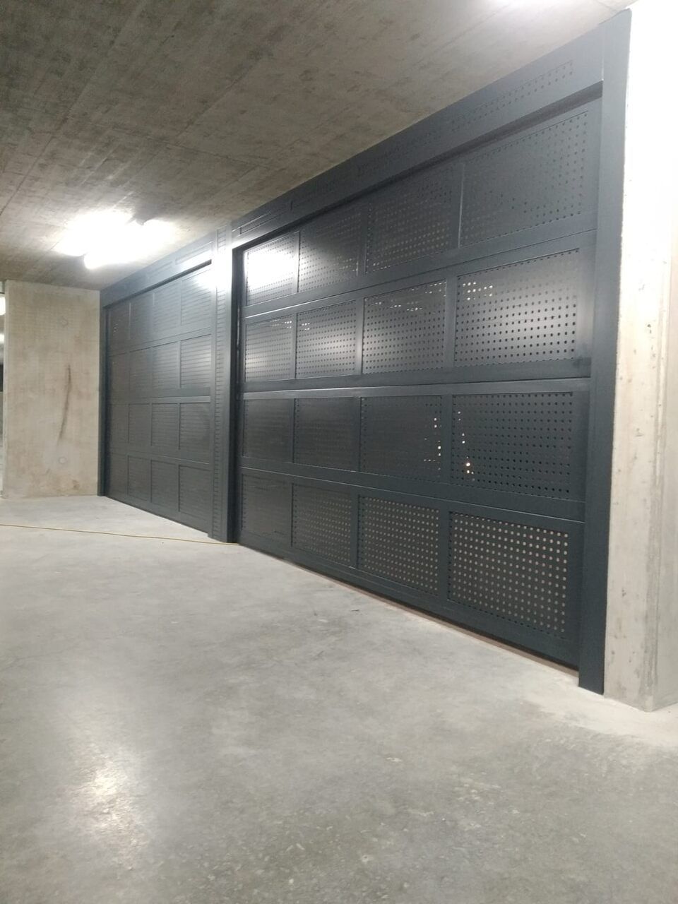 porte sectionnelle noire