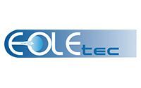 Logo EOLEtec : rectangle bleu avec texte blanc et une image stylisée d’une éolienne bleu clair et blanche.