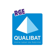 Logo de QUALIBAT, une certification française de qualité dans le bâtiment, représentant un carré bleu en forme de pyramide et le texte « QUALIBAT Votre label de fiabilité ».