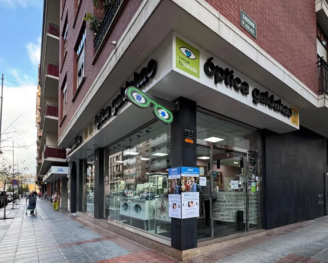 Escaparate de esquina de una óptica,