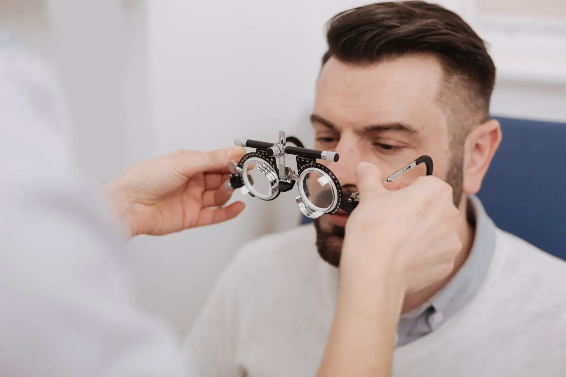 Persona que se somete a un examen de la vista;