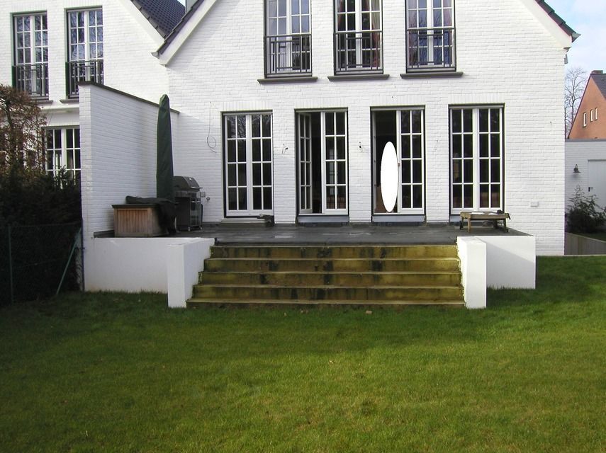 Haus mit Terrasse, die von der Tischlerei Klaus Krey GmbH gebaut wurde