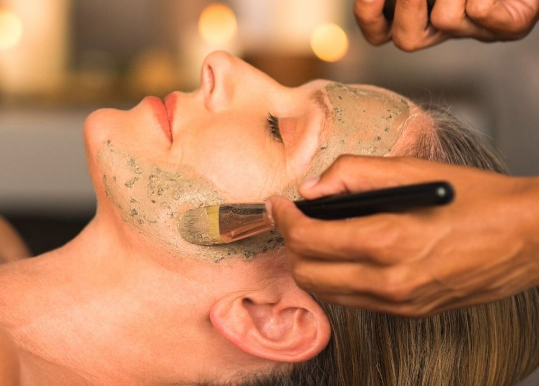 Une femme profite d'un soin du visage vert