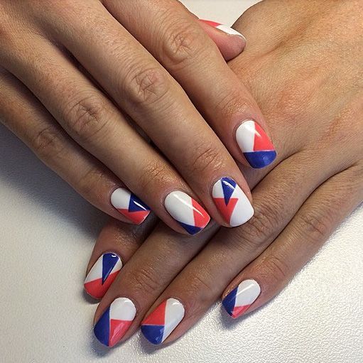 Des ongles bleu blanc rouge