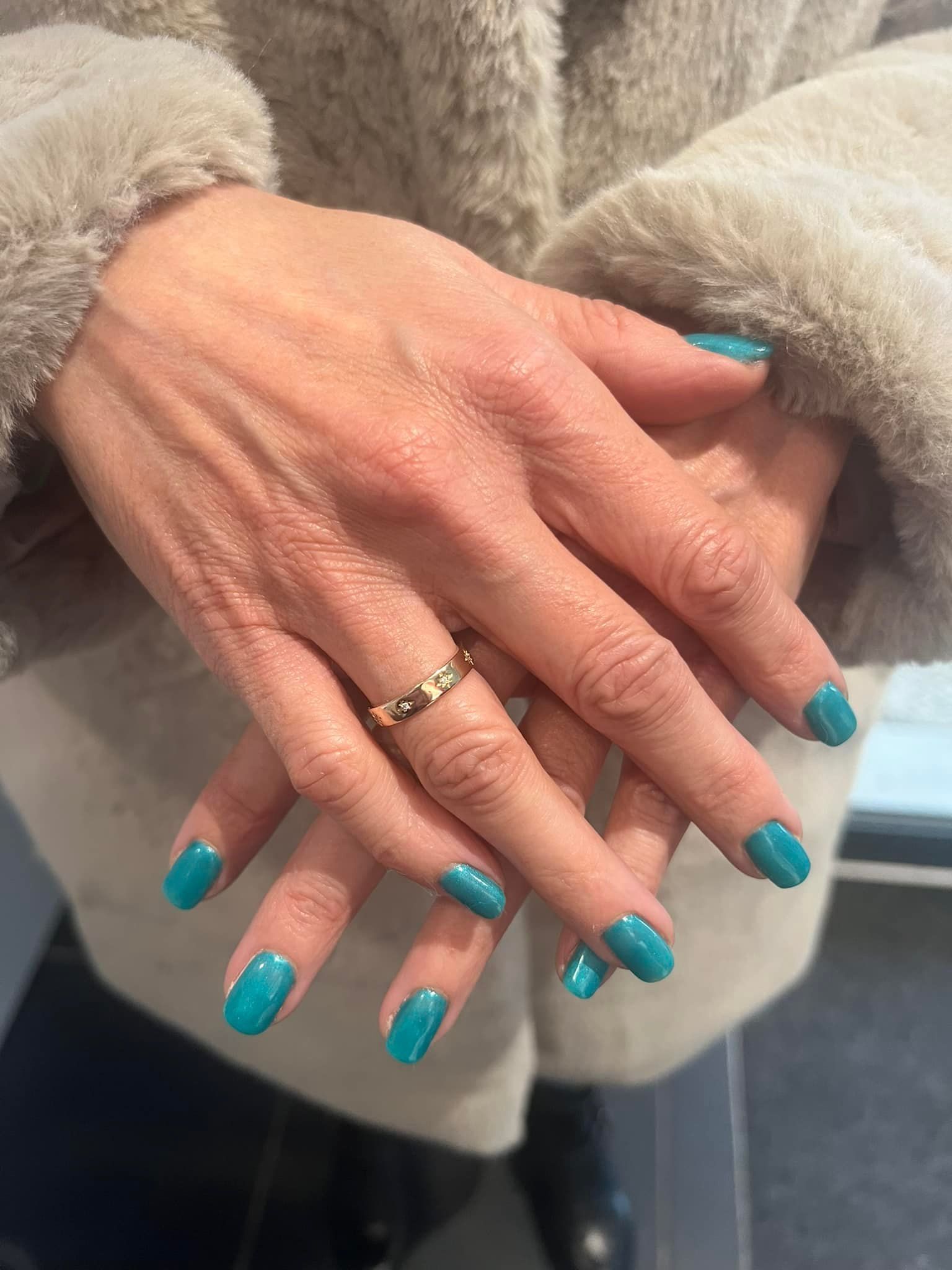 Des ongles turquoises