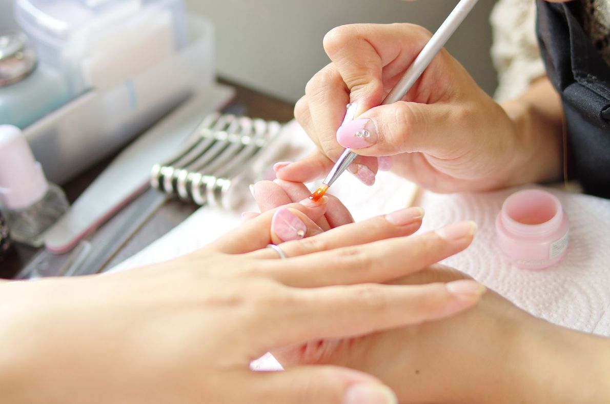 Une cliente se fait faire les ongles