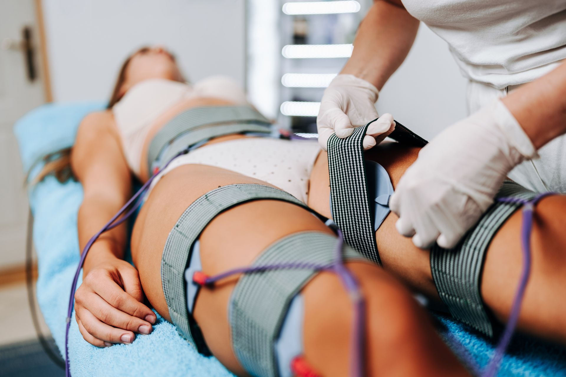 Une esthéticienne masse une jambe