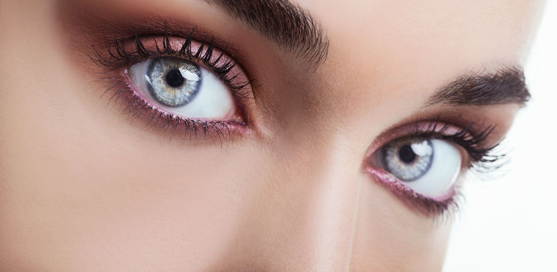 Une personne aux yeux bleus