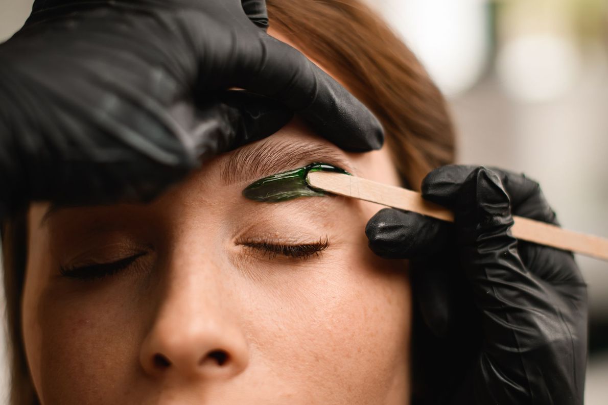 Une cliente se fait épiler le sourcil à la cire