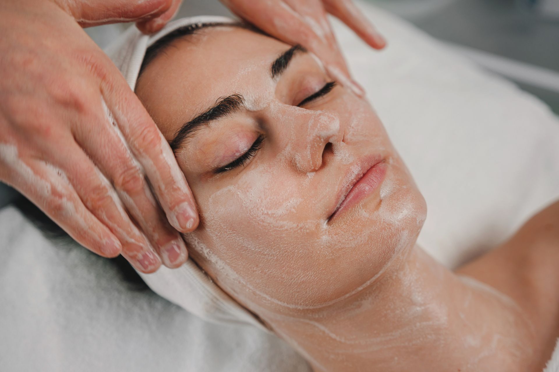 Un soin du visage avec un peu de mousse