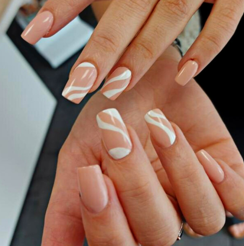 Des ongles roses et blancs