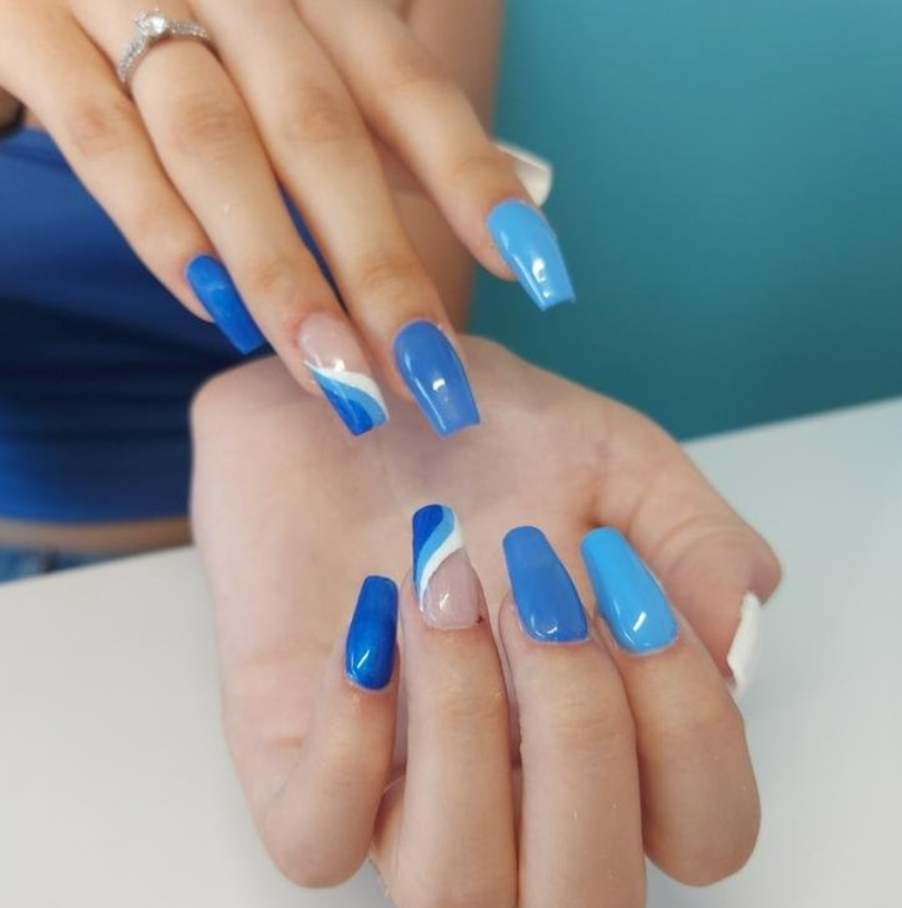 Des ongles avec des nuances de bleu