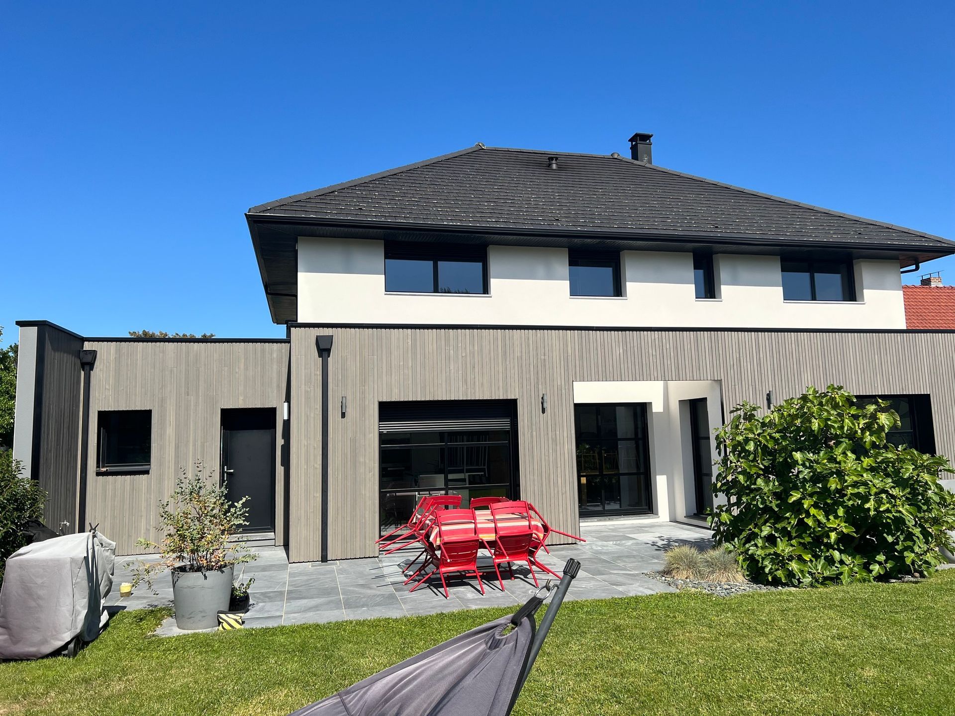 Une maison avec une terrasse