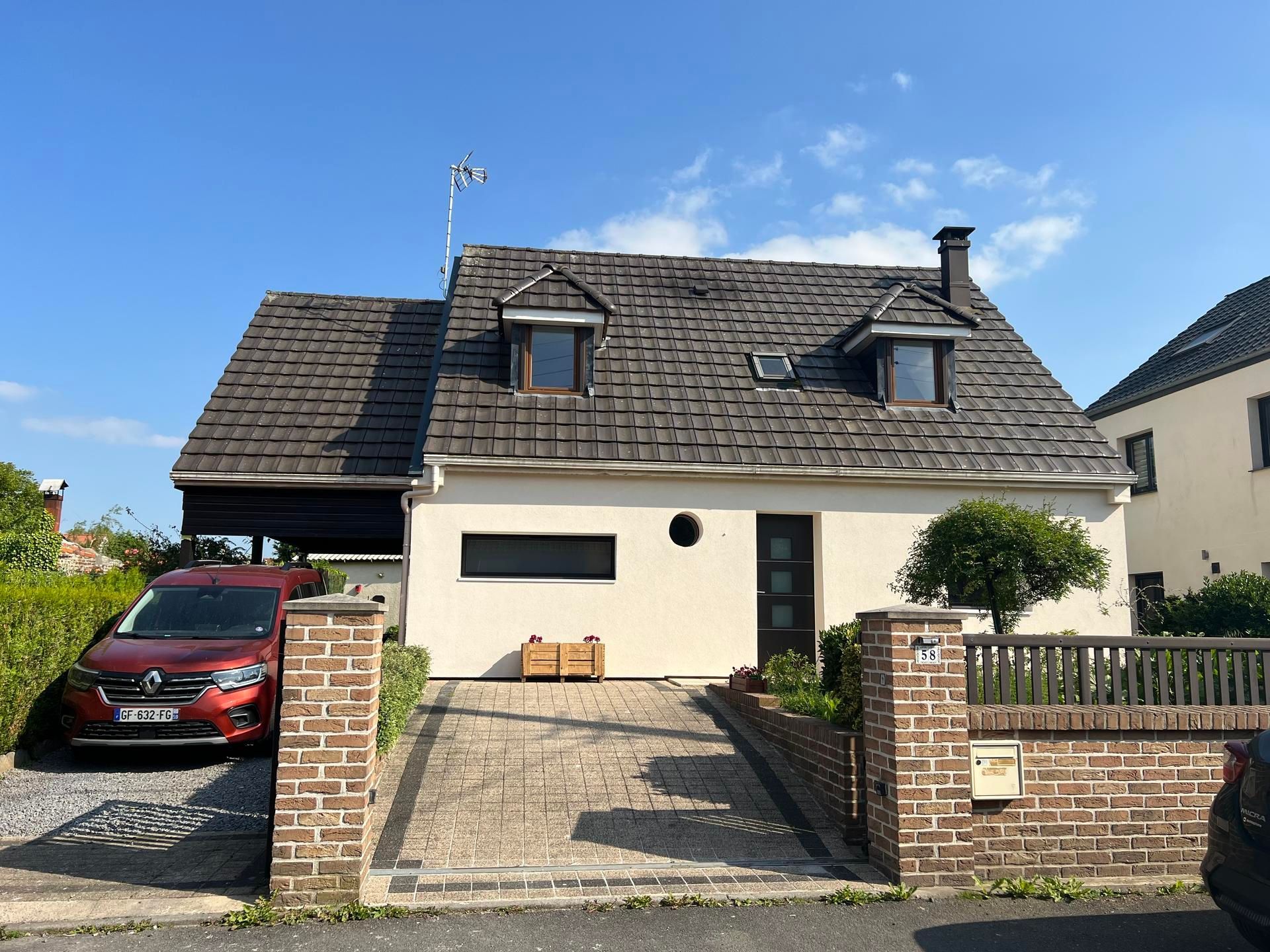 Une maison avec une allée