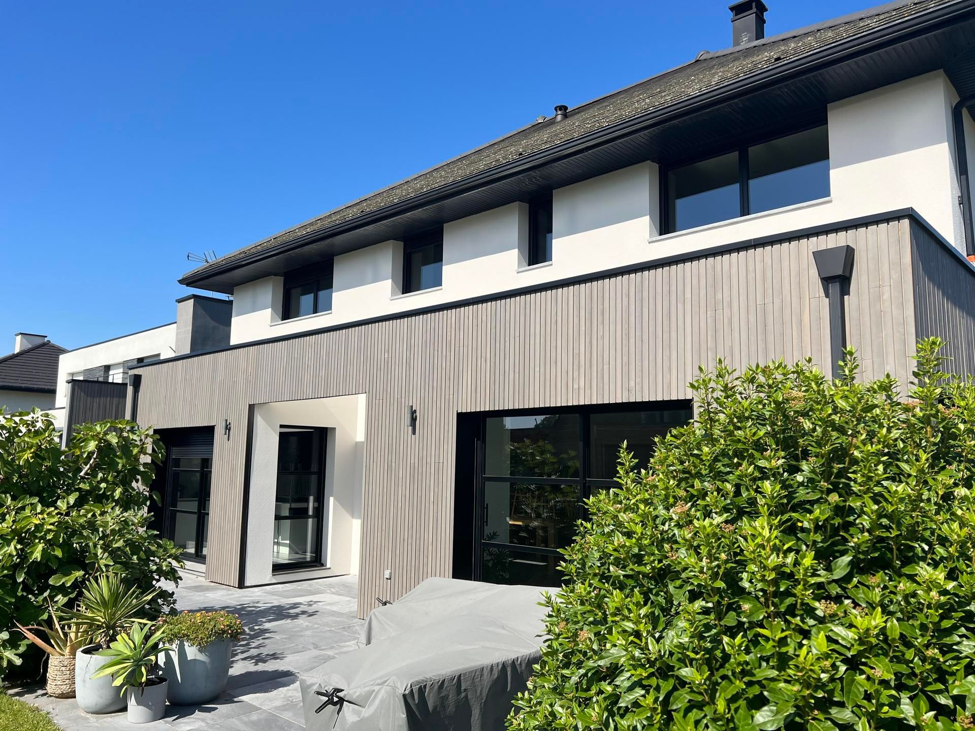 Une maison isolée avec bardage