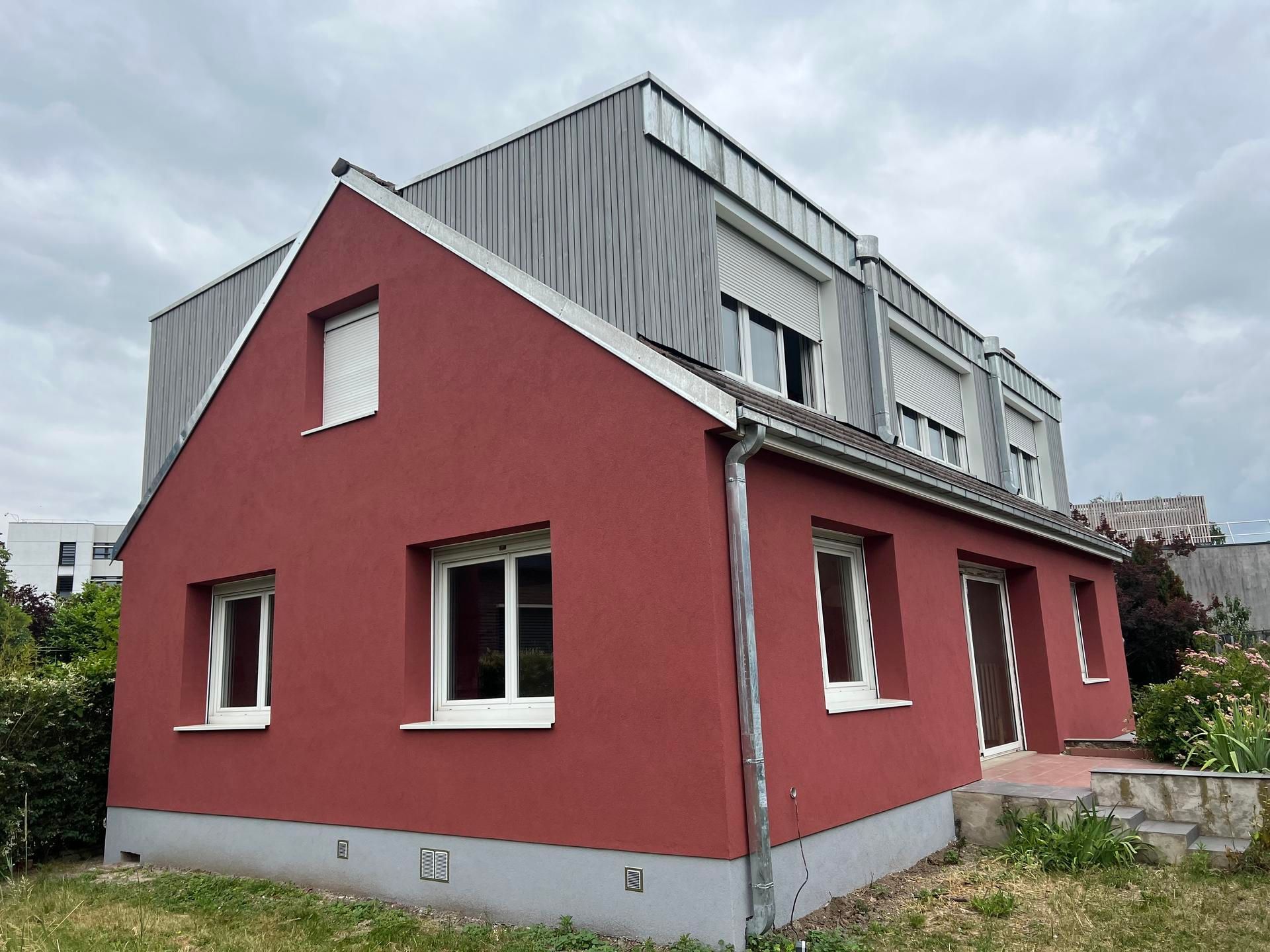 Une maison avec du bardage