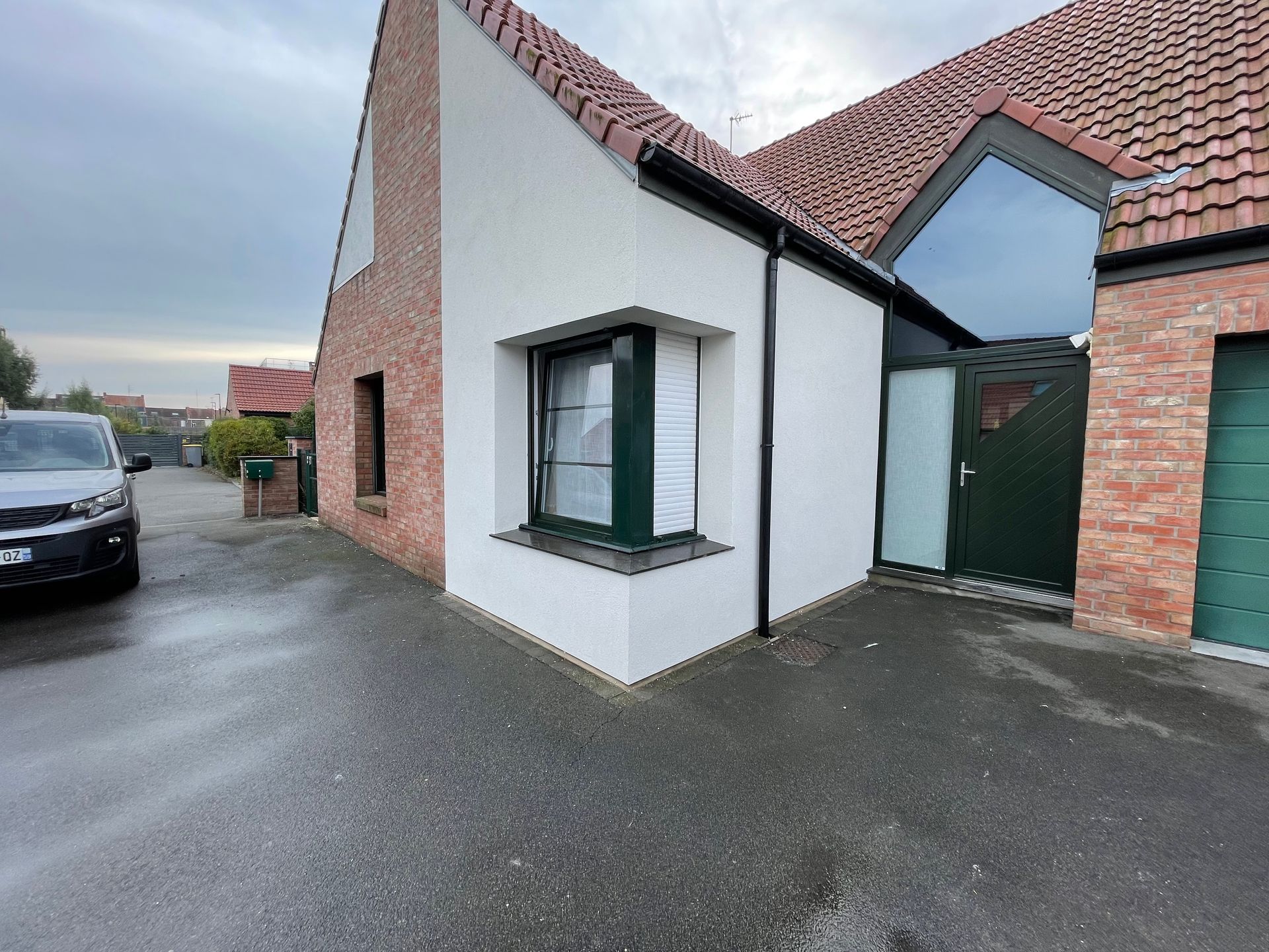 Façade de maison isolée et ravalée