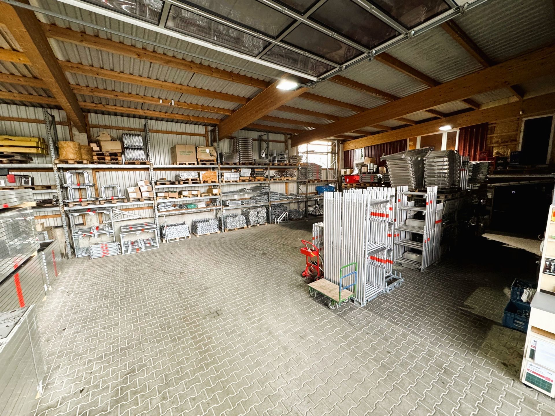 Ein zufriedener Kunde kauft Baugerüste in Emskirchen