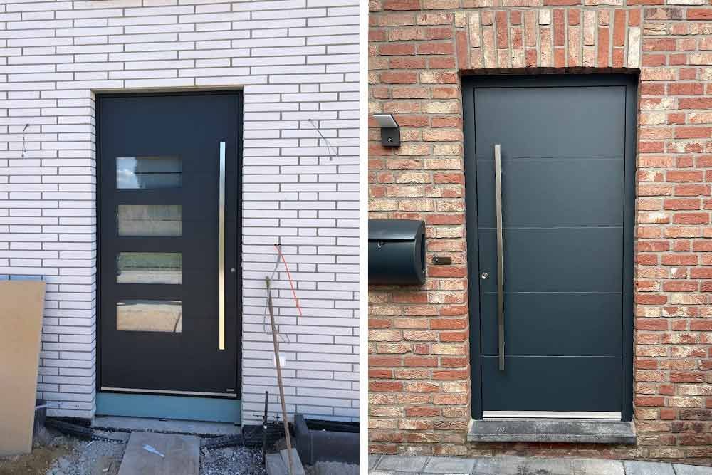 Zwei schwarze Haustüren mit vertikalen Griffen vor Ziegelwänden. Eine davon hat Glaseinsätze.