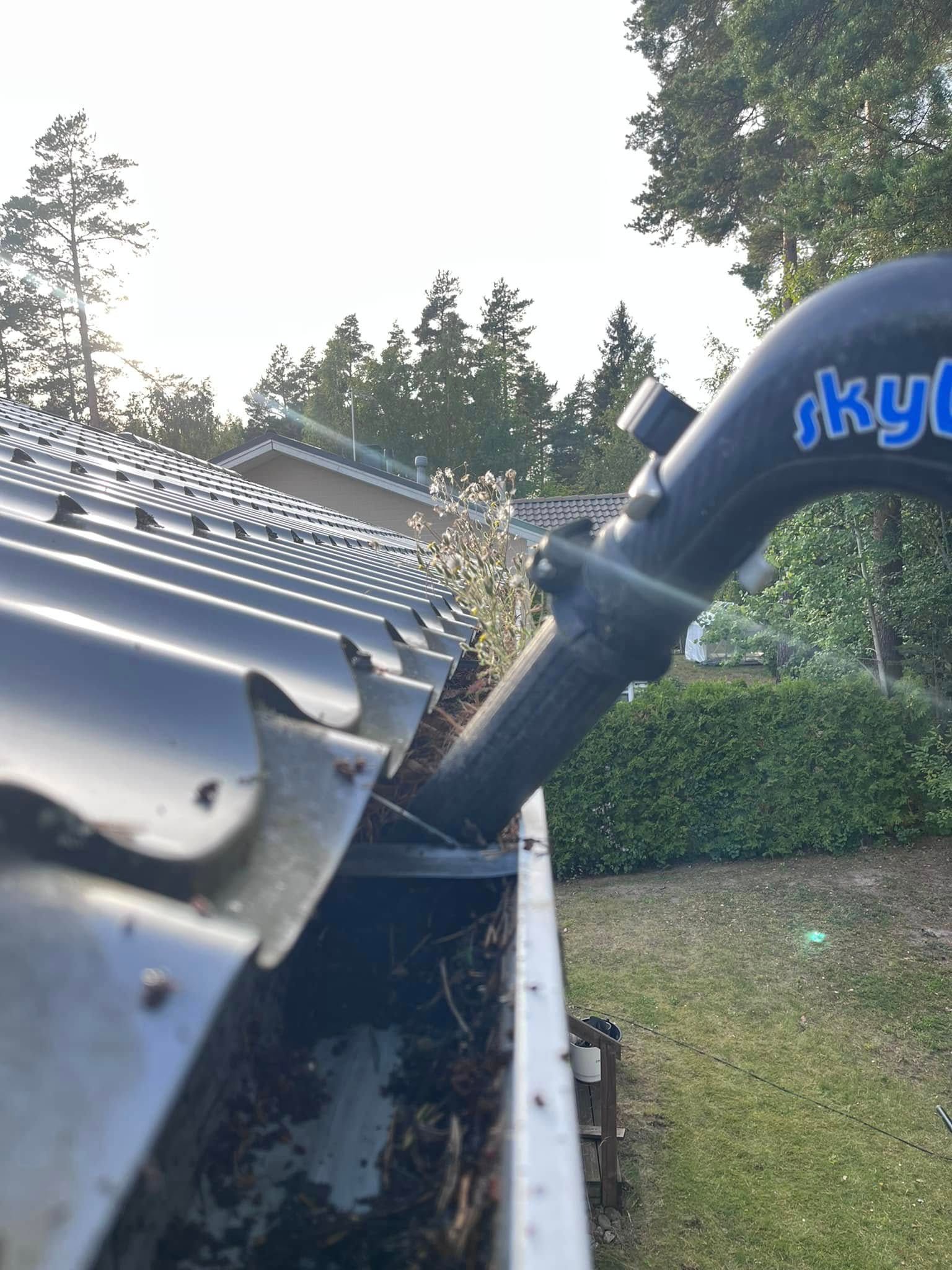 Arvorakennuksen peltikaton kunnostus ja tarkastus henkilönostimella Salon seudulla – vaativatkin kohteet ammattitaidolla.