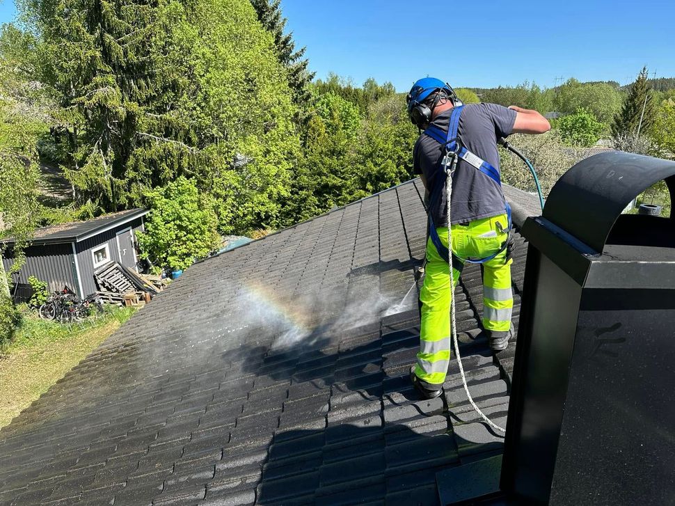 Katon pesu ja sammaleenpoisto omakotitalossa Turun seudulla.