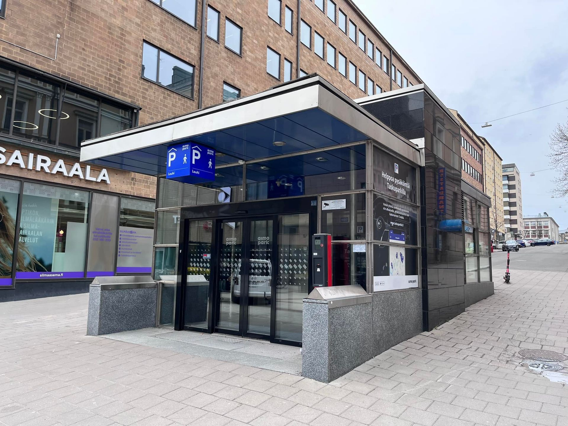 Yrityskiinteistön julkisivun pesu ja puhdistus Turun keskustassa.