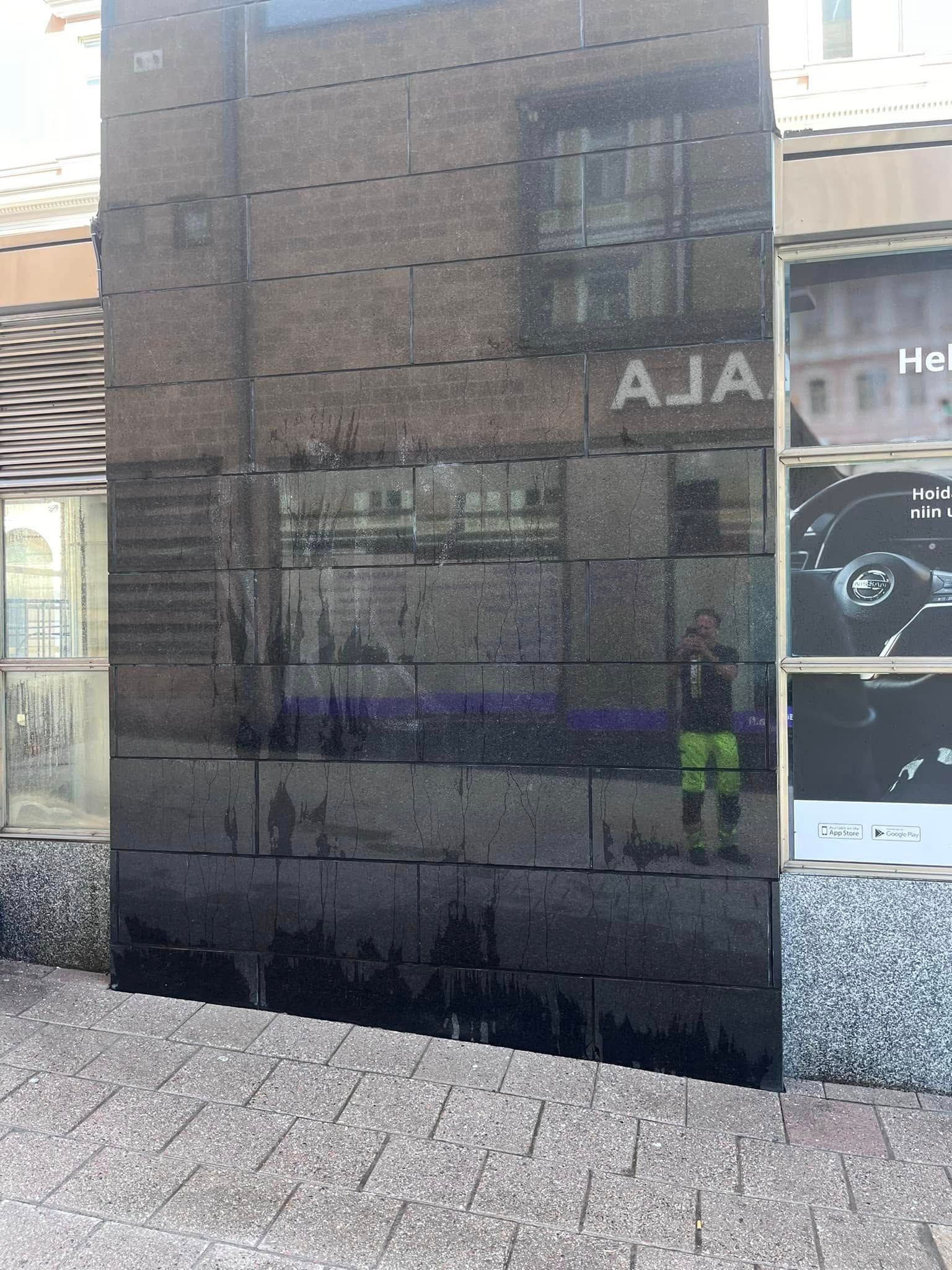 Puhdas ja edustava yrityskiinteistö Pesuripalvelut Talven huoltamana.