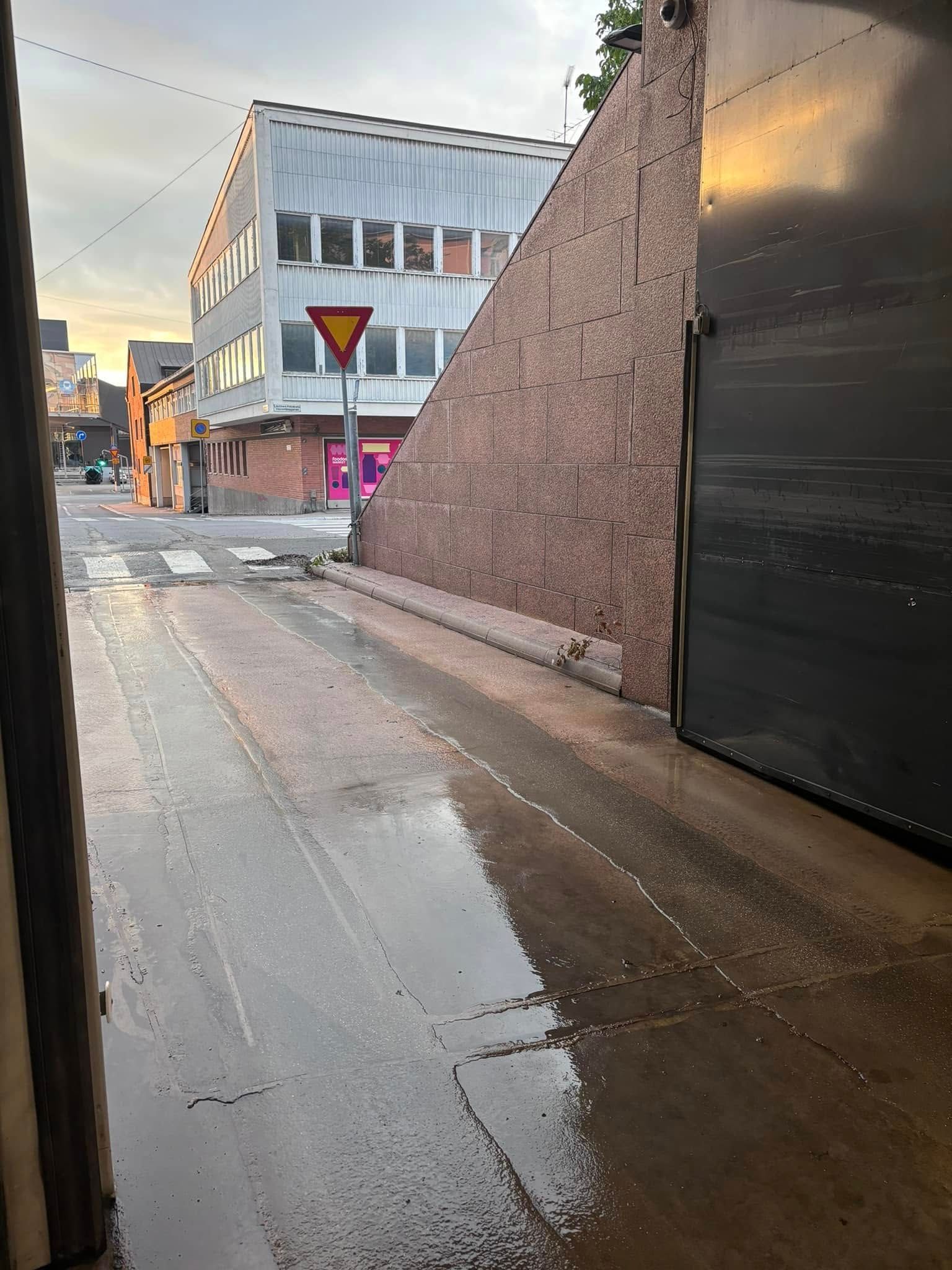 Pysäköintihalli Louhen sisäänkäynnin puhdistus Turun keskustassa.