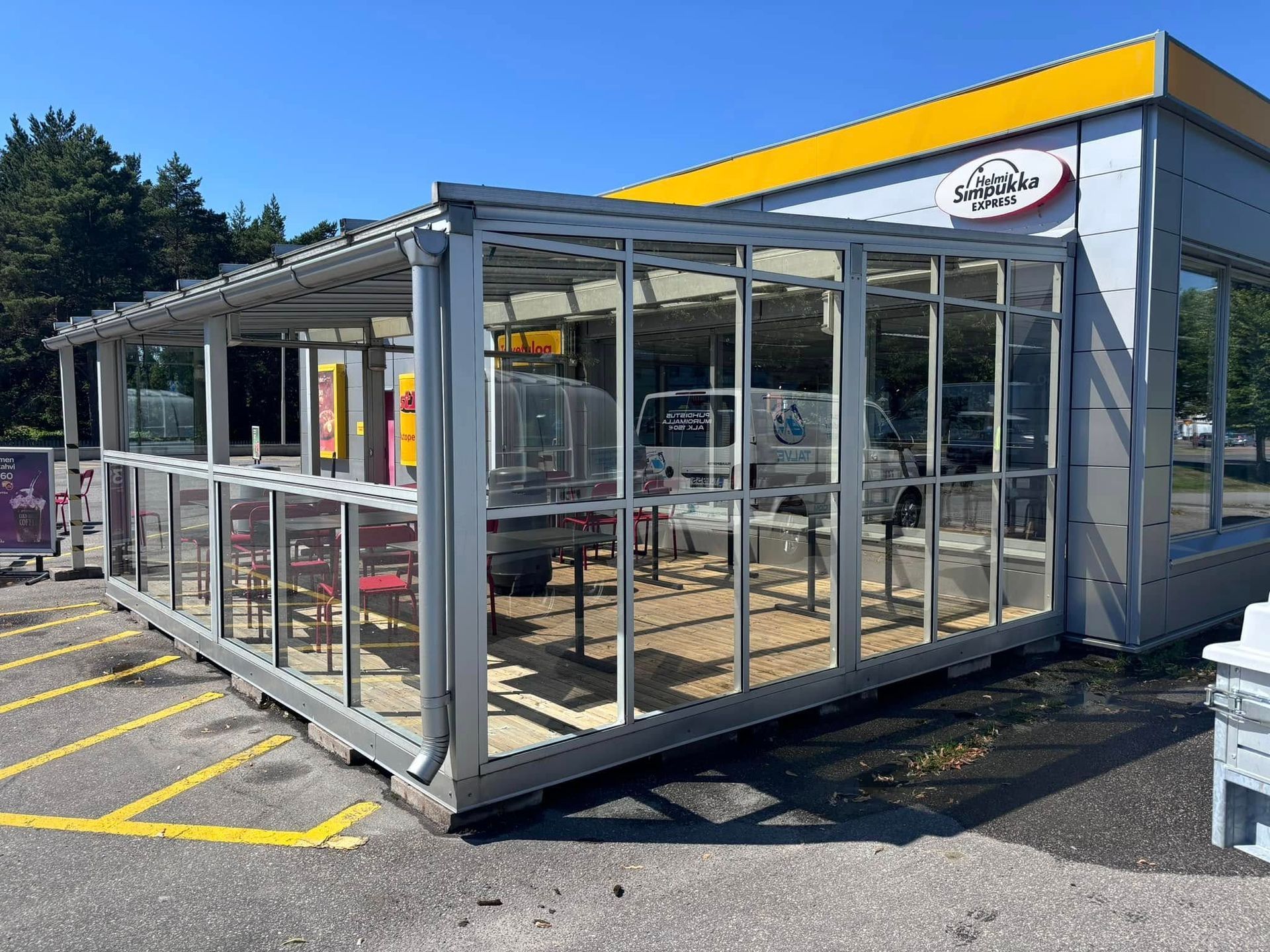 Arvorakennuksen peltikaton kunnostus ja tarkastus henkilönostimella Salon seudulla – vaativatkin kohteet ammattitaidolla.