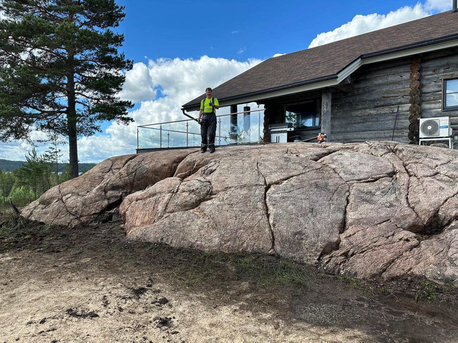 Kallion puhdistaminen Turun seudun rannikolla.