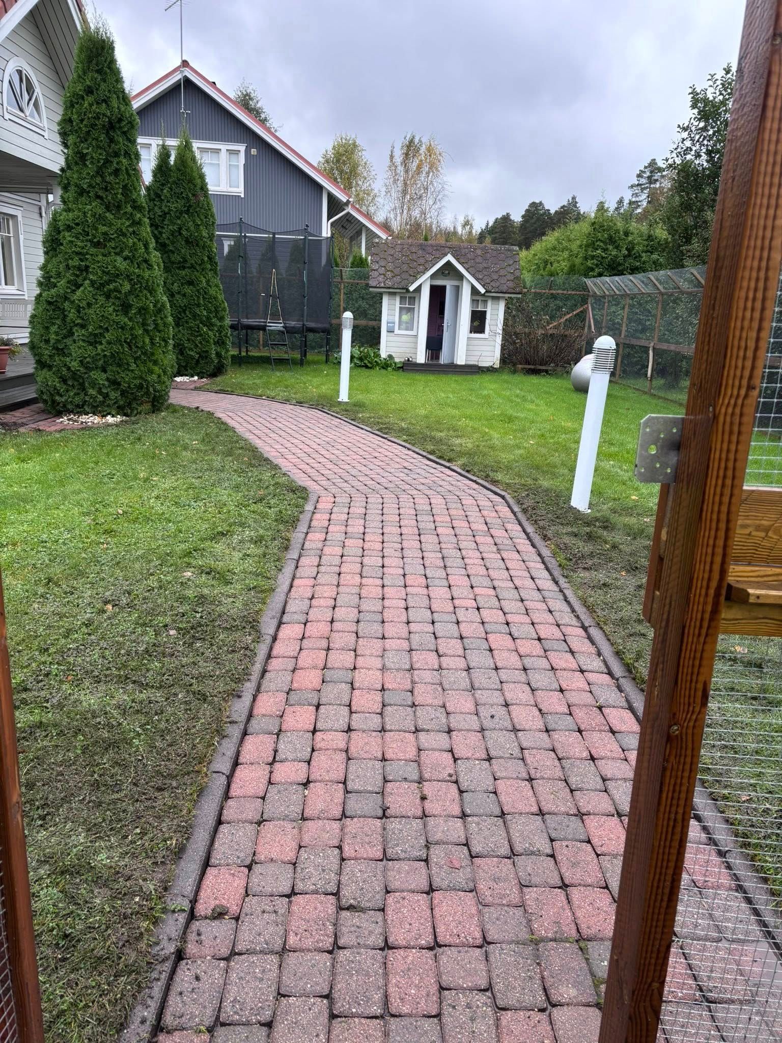 Arvorakennuksen peltikaton kunnostus ja tarkastus henkilönostimella Salon seudulla – vaativatkin kohteet ammattitaidolla.