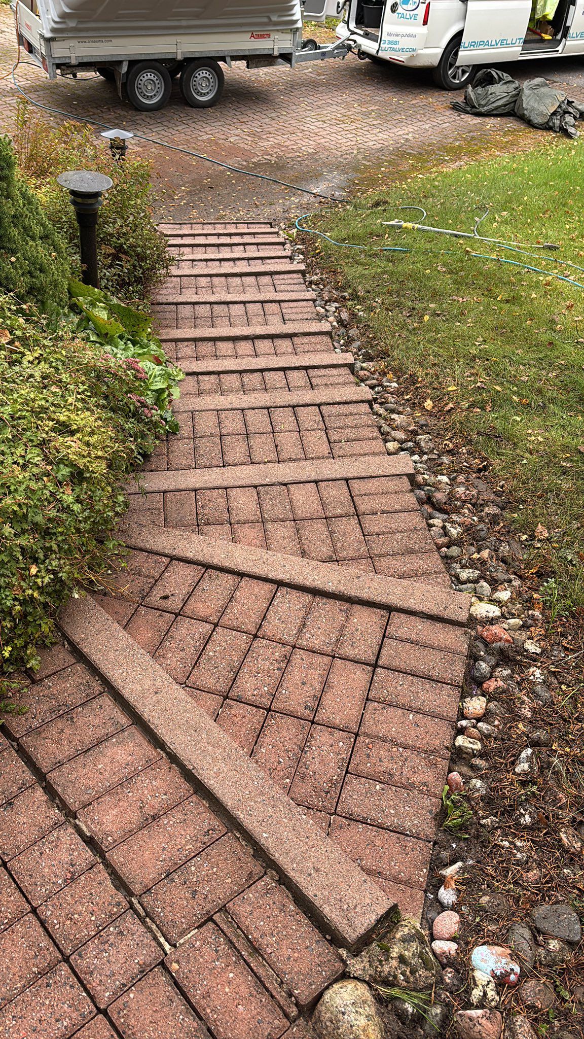 Puhdas ja edustava pihakivettymys Pesuripalvelut Talven pesemänä.