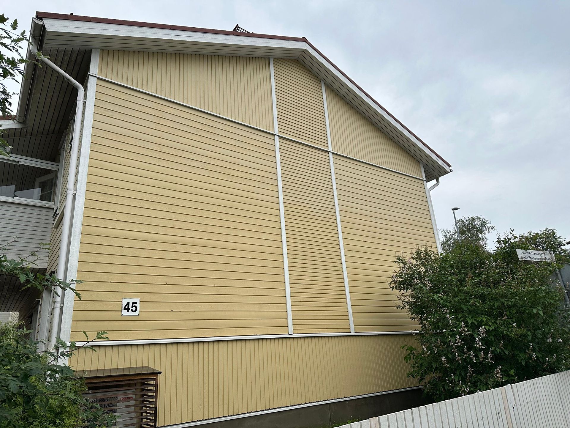 Kirkas ja puhdas julkisivu Pesuripalvelut Talven pesemänä Turussa.