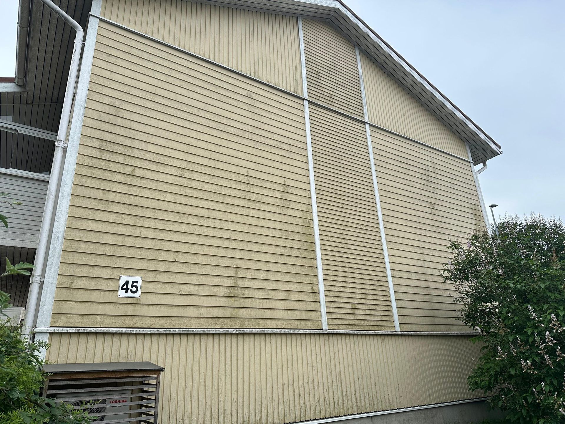 Julkisivupesu ja homeenpoisto puutalosta Turun keskustassa.