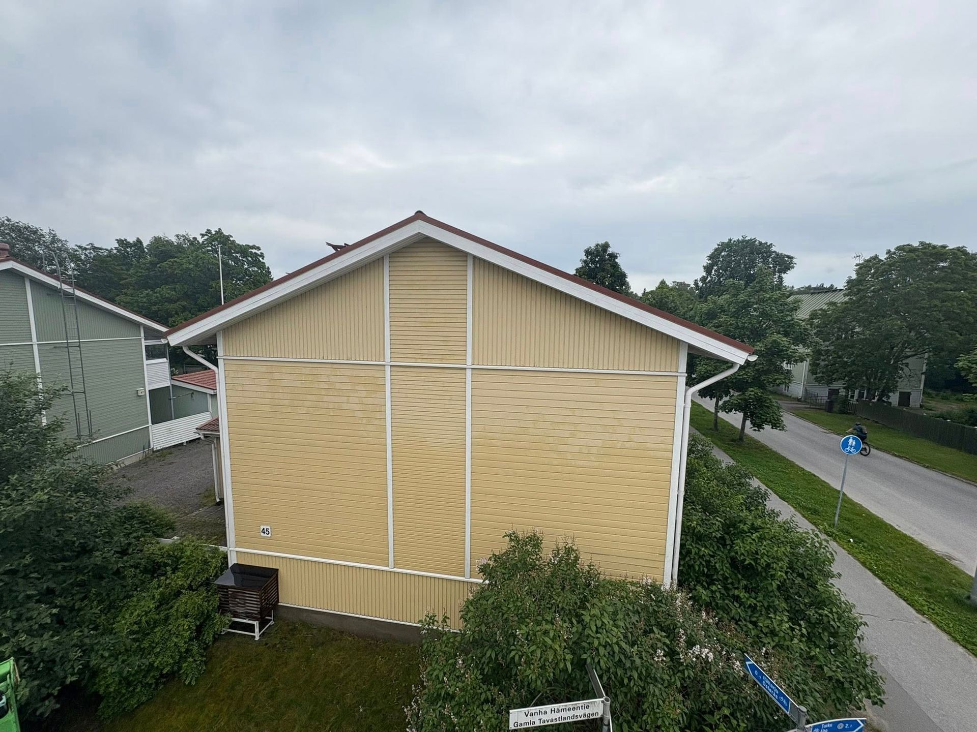 Julkisivupesu ja homeenpoisto puutalosta Raisiossa.