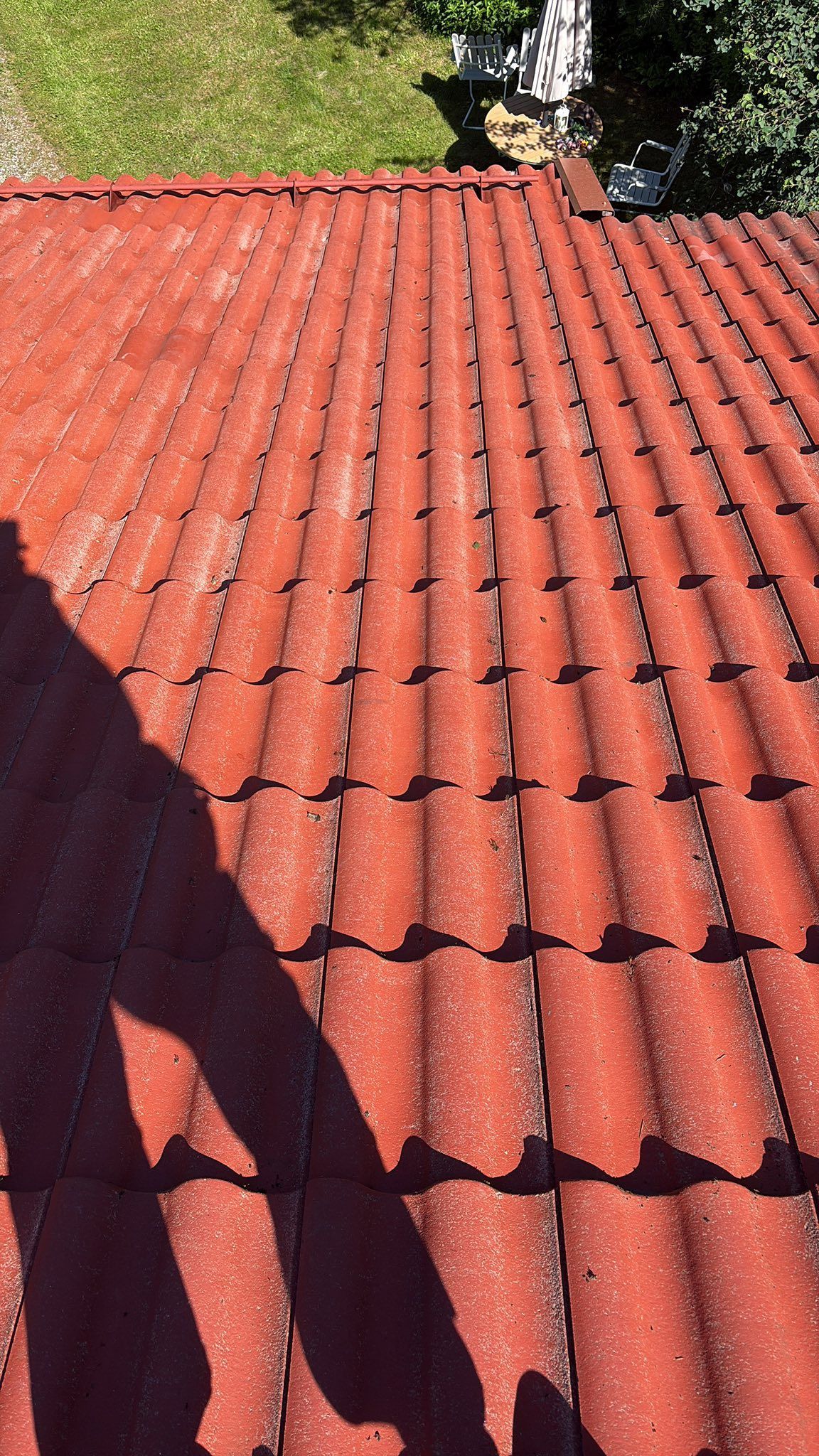 Puhdas tiilikatto Pesuripalvelut Talven suorittaman pesun jälkeen.