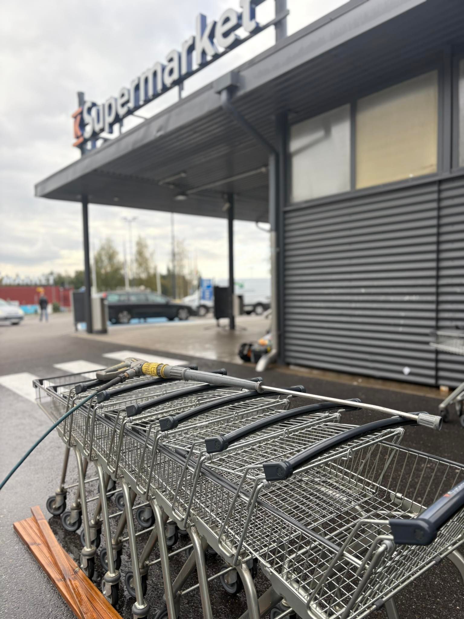 K-Supermarketin pysäköintialueen puhdistus Varsinais-Suomessa.