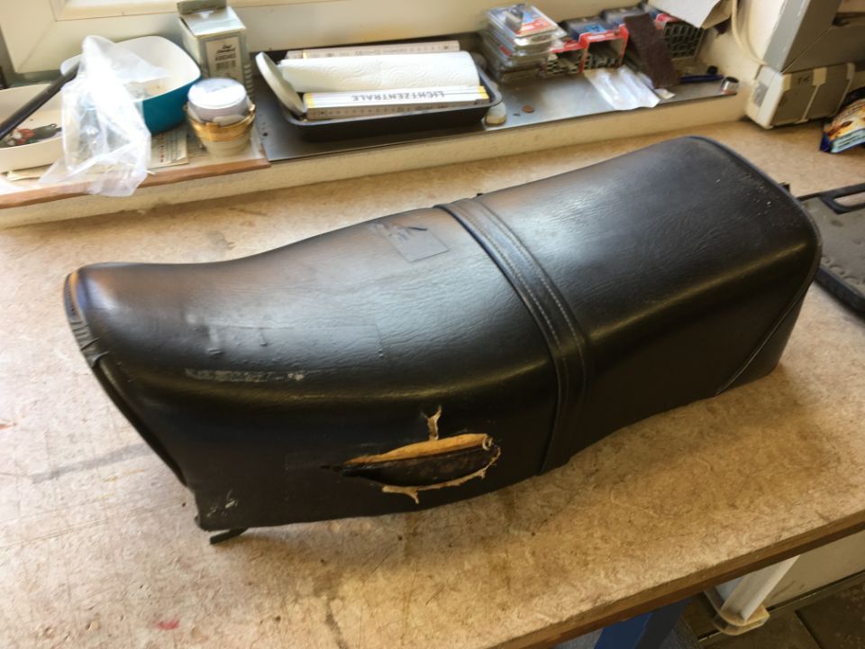 Beschädigte Motorradsitzbank vor Arbeit von Polsterer Pröbster