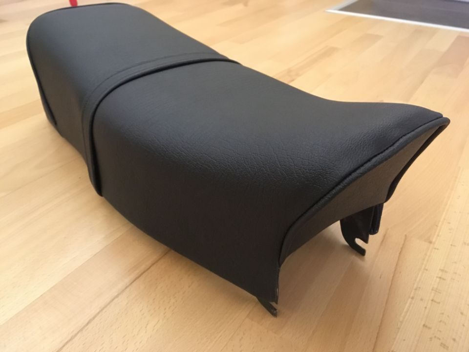 Reparierte Motorradsitzbank nach Arbeit von Polsterer Pröbster