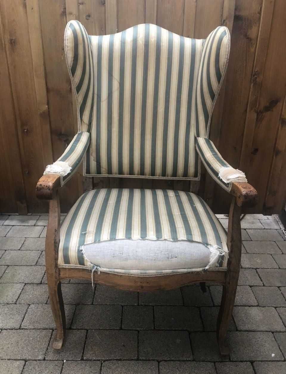 Beschädigter Stuhl vor Arbeit von Polsterer Pröbster