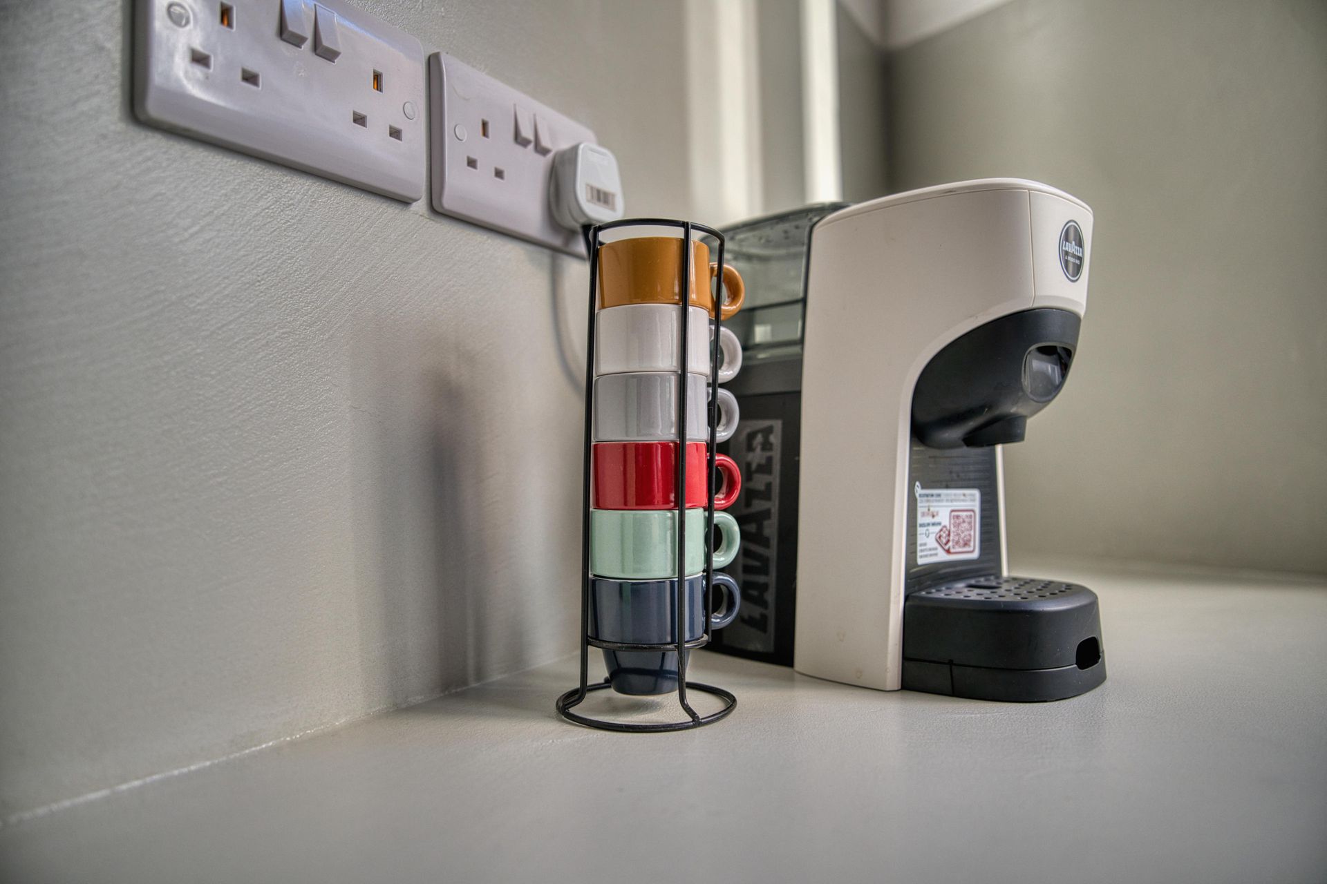 Coffee machine with stacked cups