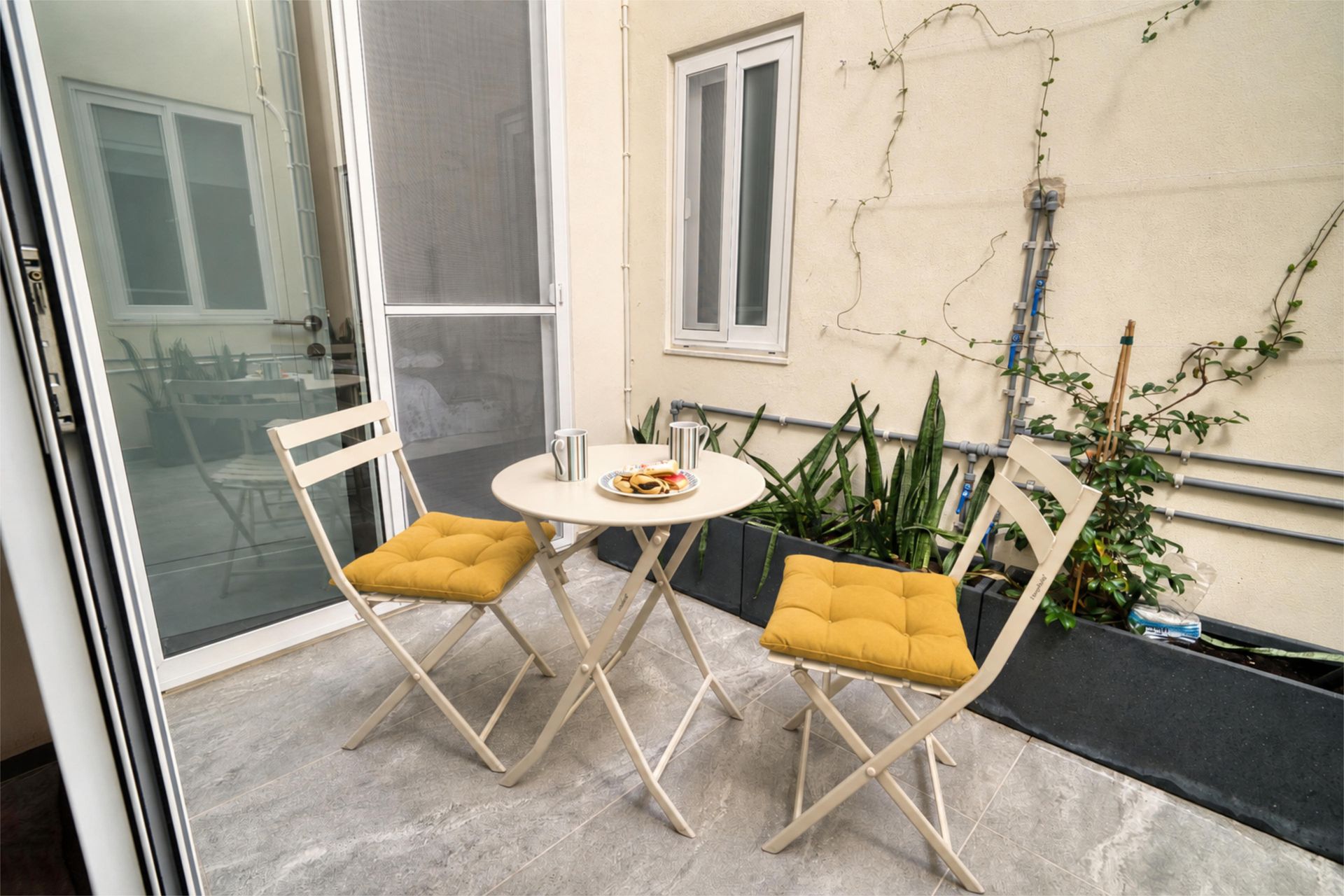 Courtyard terrace with table and chairs