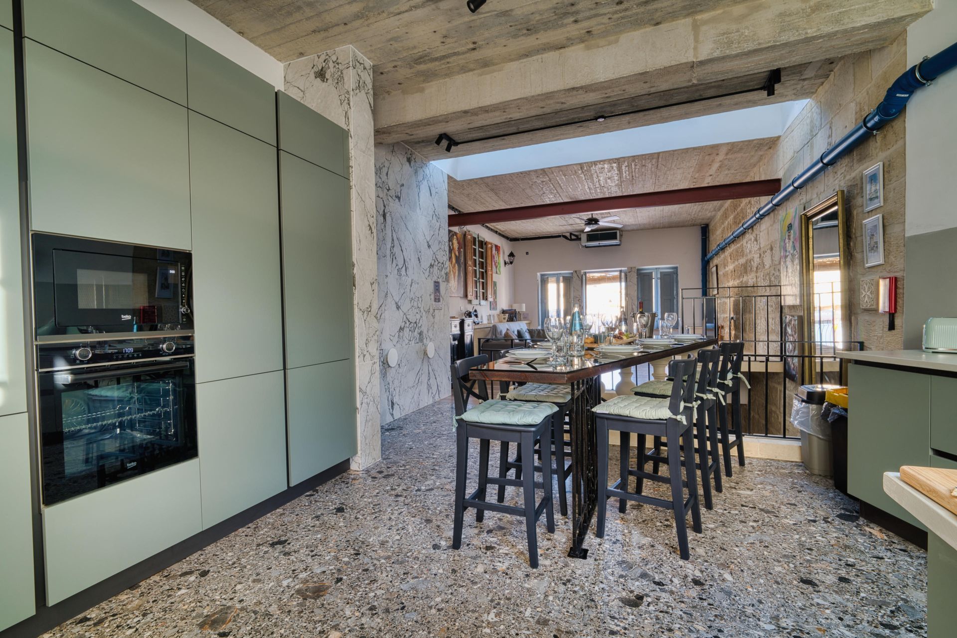 Kitchen with breakfast bar